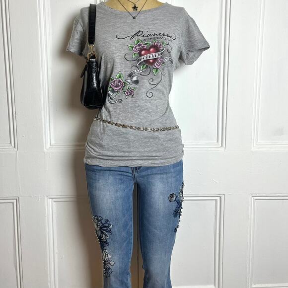 Grey grunge short sleeve top with poineers Somerville text, heart and rose print - Picture 3 of 7